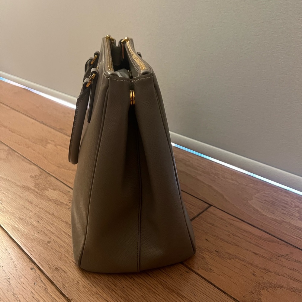 Prada Saffiano Double zip Lux in Argilla + Strap, Authenticity Card Style#BN2274 - Picture 4 of 16